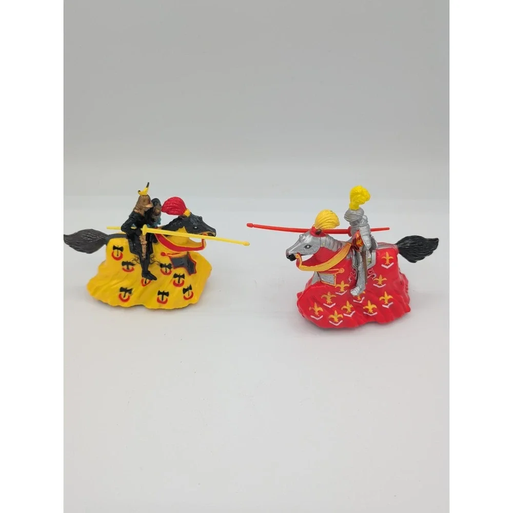 Britains 1988 Vintage Jousting Pull Back Horse Knights Toy Soldiers Lot of 2